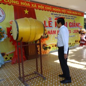 Đồng chí Đoàn Văn Phi, Ủy viên Ban Thường vụ Tỉnh ủy, Phó Chủ tịch Thường trực Hội đồng nhân dân tỉnh đánh trống khai trường.