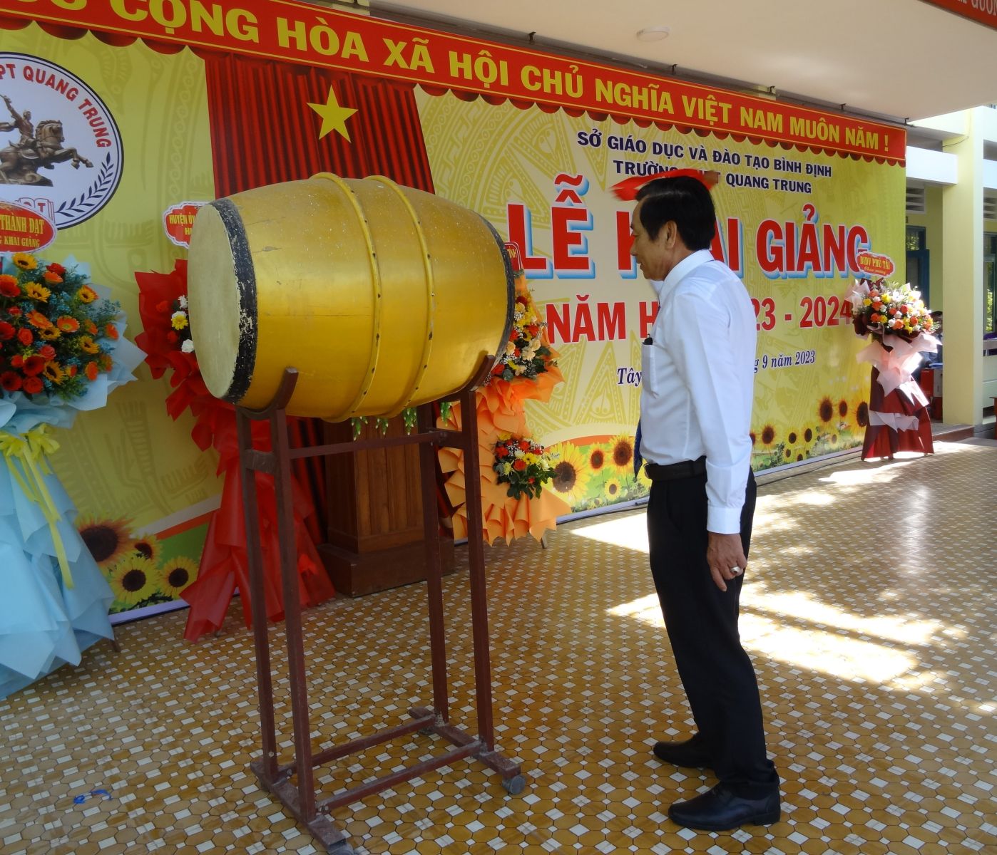 Đồng chí Đoàn Văn Phi, Ủy viên Ban Thường vụ Tỉnh ủy, Phó Chủ tịch Thường trực Hội đồng nhân dân tỉnh đánh trống khai trường.