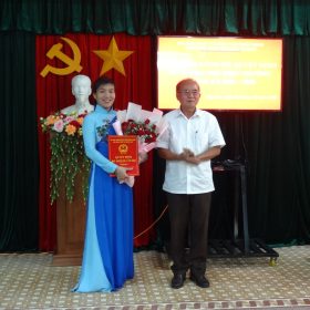 - Ông: Đào Đức Tuấn, Tỉnh ủy viên, Giám đốc Sở GD&ĐT trao quyết định cho cô Nguyễn Thị Thảo Trung